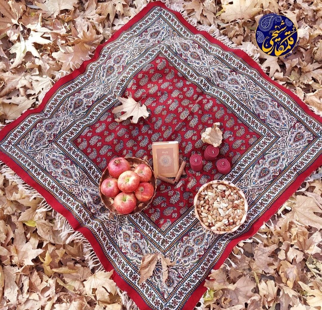 رومیزی چاپ قلمکار شیخی سایز 100 در 100 طرح زمینه قرمز صادراتی