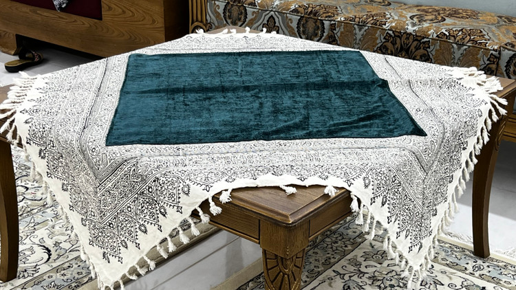 رومیزی چاپ قلمکار شیخی سایز ۱۰۰ در ۱۰۰ ترکیب کتان و مخمل