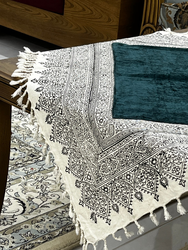 رومیزی چاپ قلمکار شیخی سایز ۱۰۰ در ۱۰۰ ترکیب کتان و مخمل