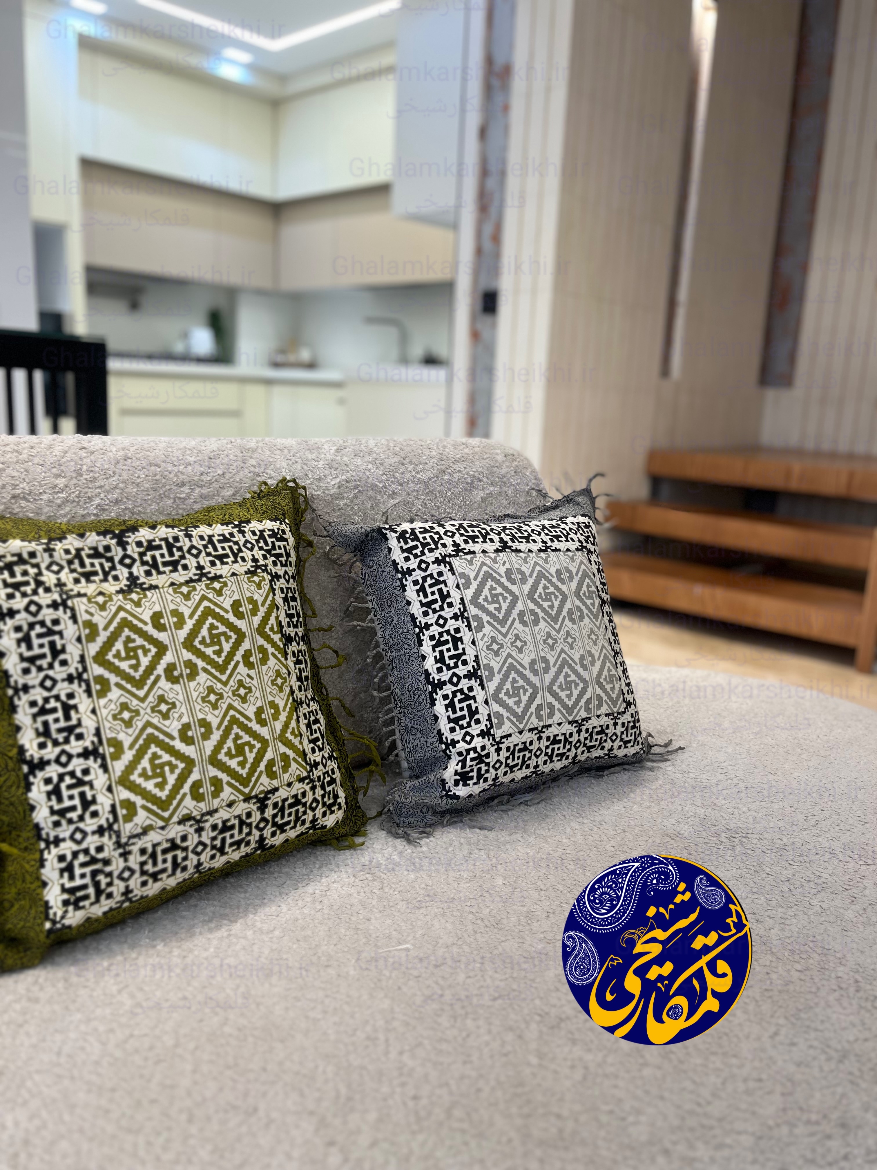 خرید روکوسنی چاپ قلمکار شیخی طرح گلیم سایز ۴۰×۴۰ با پارچه مرغوب، چاپ باکیفیت و دوخت تمیز. مناسب دکوراسیون سنتی و مدرن و قابل ست با رانر و رومیزی قلمکار.