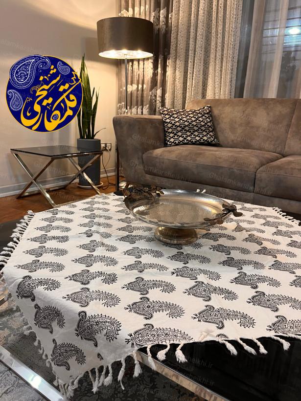 رومیزی چاپ قلمکار شیخی سایز ۱۰۰×۱۰۰ طرح تک بته سر کج سیاه قلم