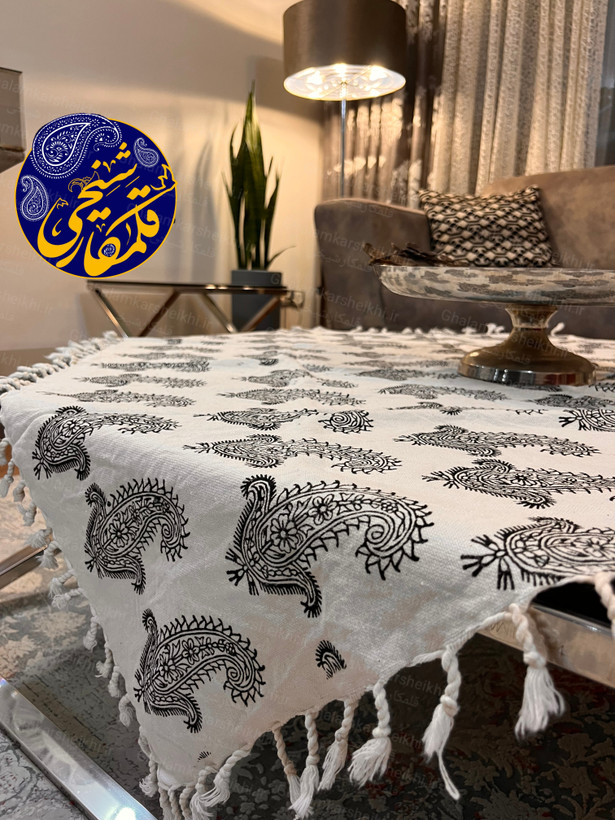 رومیزی چاپ قلمکار شیخی سایز ۱۰۰×۱۰۰ طرح تک بته سر کج سیاه قلم