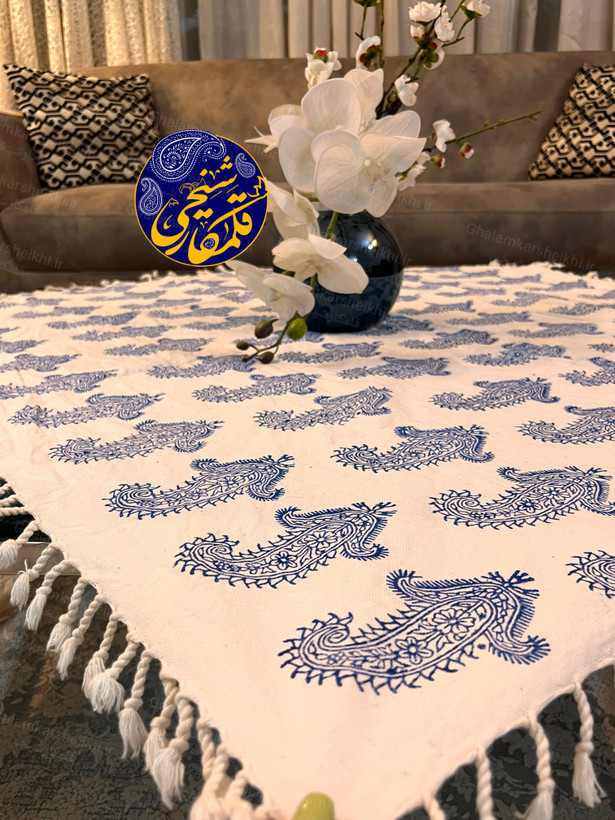 رومیزی چاپ قلمکار شیخی سایز ۱۰۰×۱۰۰ طرح تک بته سر کج سیاه قلم
