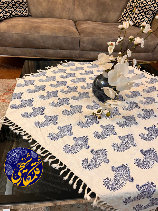 رومیزی چاپ قلمکار شیخی سایز ۱۰۰×۱۰۰ طرح تک بته سر کج سیاه قلم
