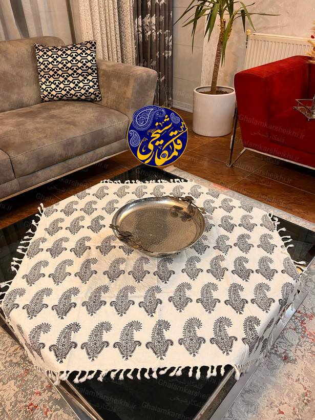 رومیزی چاپ قلمکار شیخی سایز ۱۰۰×۱۰۰ طرح تک بته سر کج سیاه قلم