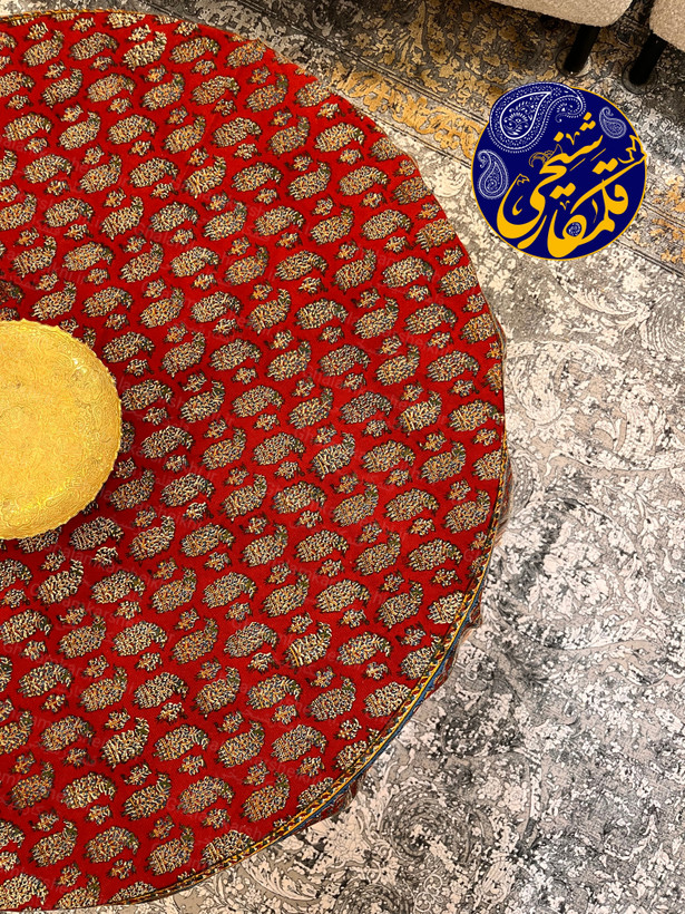 رومیزی گرد چاپ قلمکار شیخی قطر ۱۸۰ سانتیمتر | طرح زمینه قرمز صادراتی