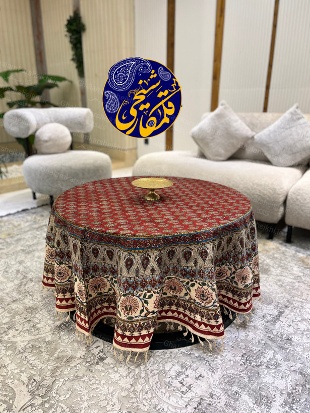 رومیزی گرد چاپ قلمکار شیخی قطر ۱۸۰ سانتیمتر | طرح زمینه قرمز صادراتی