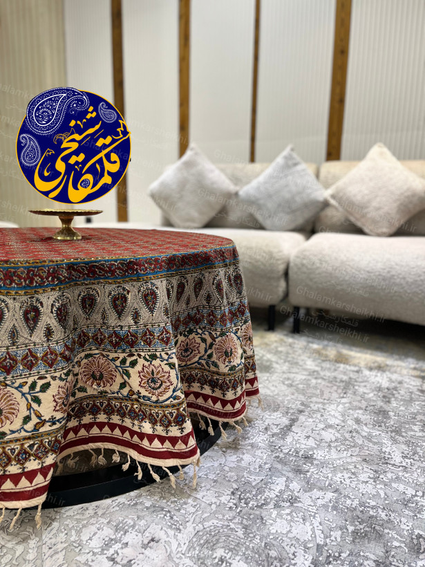 رومیزی گرد چاپ قلمکار شیخی قطر ۱۸۰ سانتیمتر | طرح زمینه قرمز صادراتی
