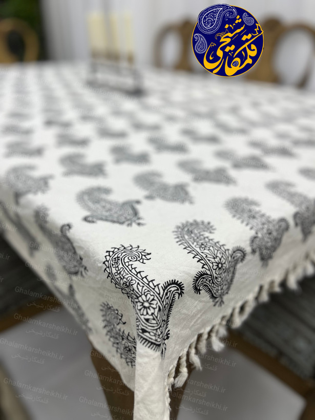 رومیزی چاپ قلمکار شیخی طرح بته سرکج سیاه قلم سایز ۱۳۵×۲۰۰