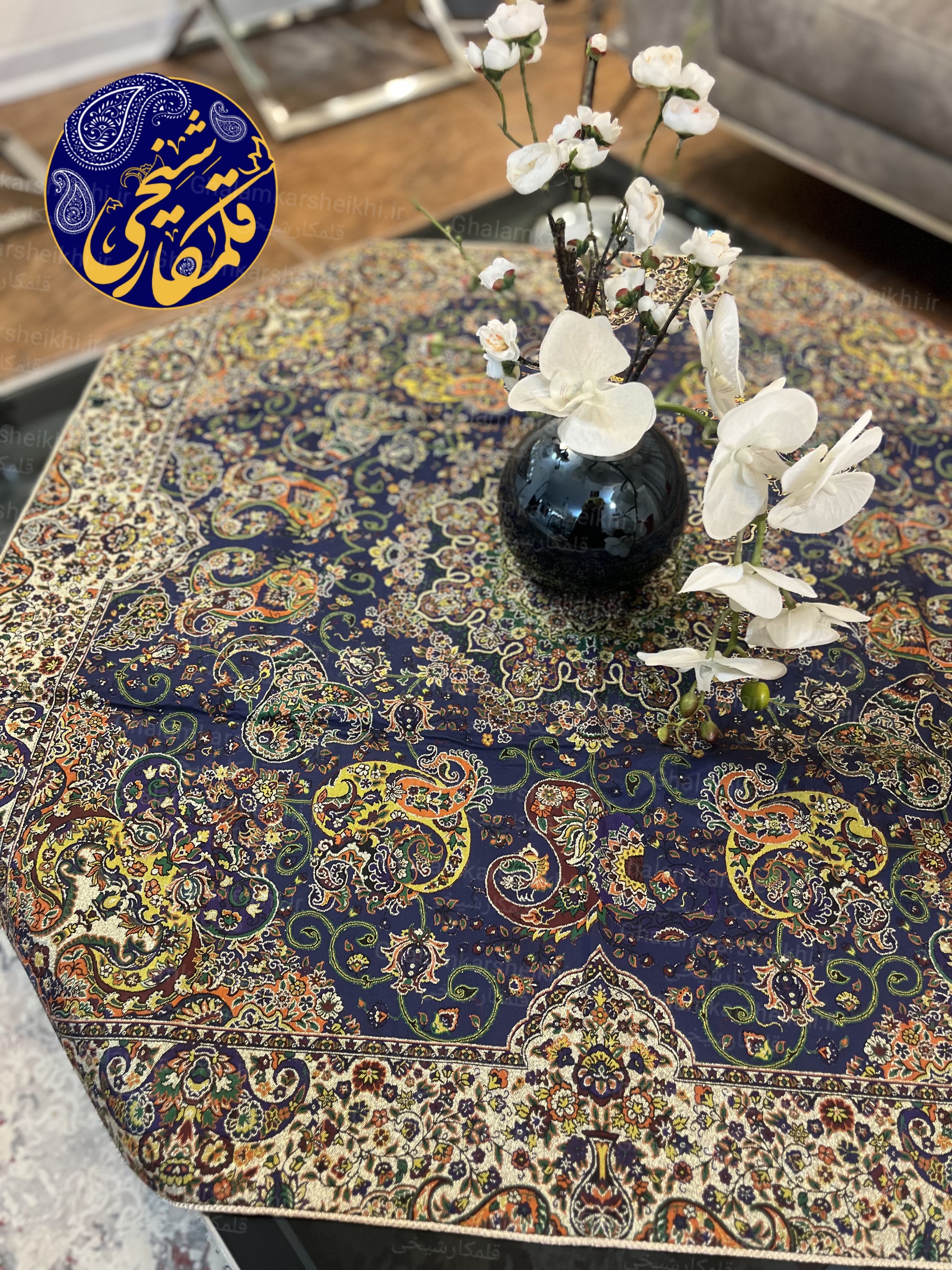 رومیزی مربع ترمه ۱۰۰٪ ابریشم درجه یک ۸ رنگ – زمینه سرمه‌ای