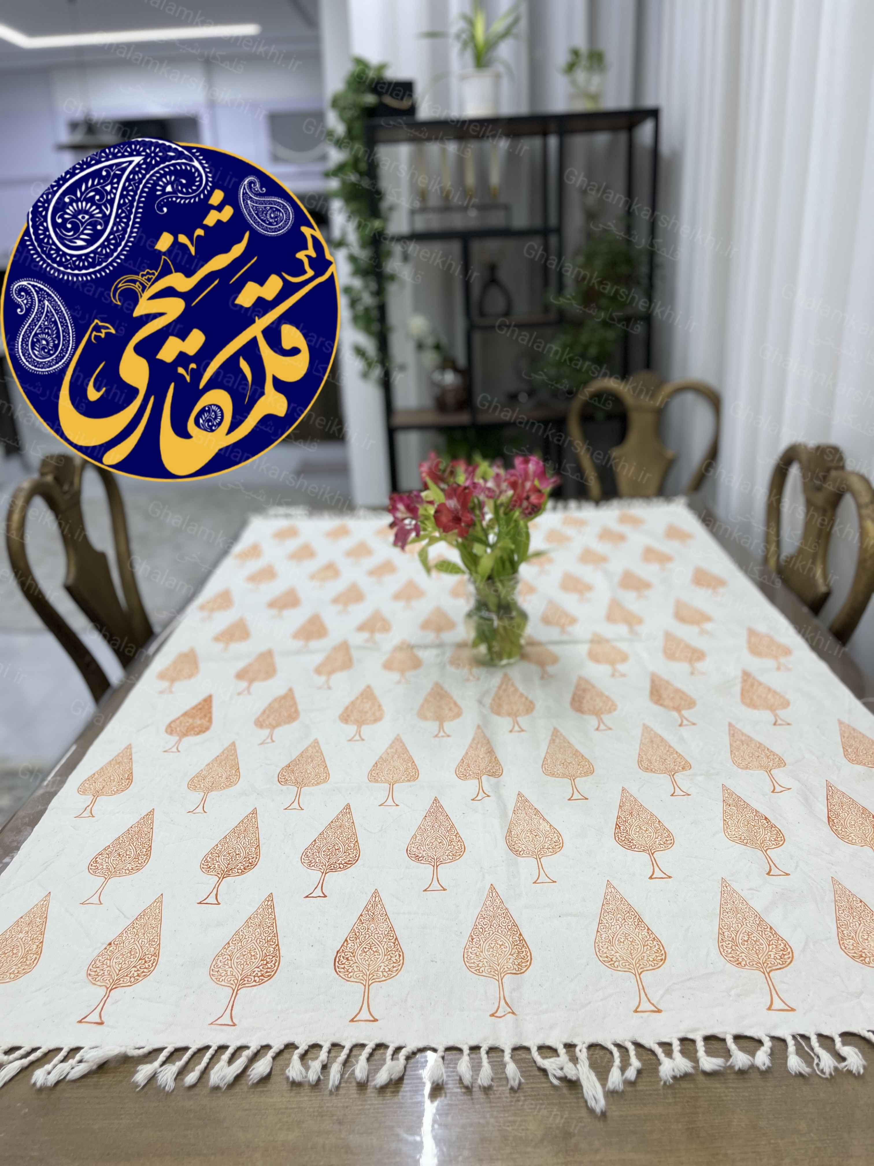 رومیزی قلمکار طرح سروی، زمینه کرم، چاپ دستی سنتی اصفهان، سایز ۱۰۰×۱۵۰