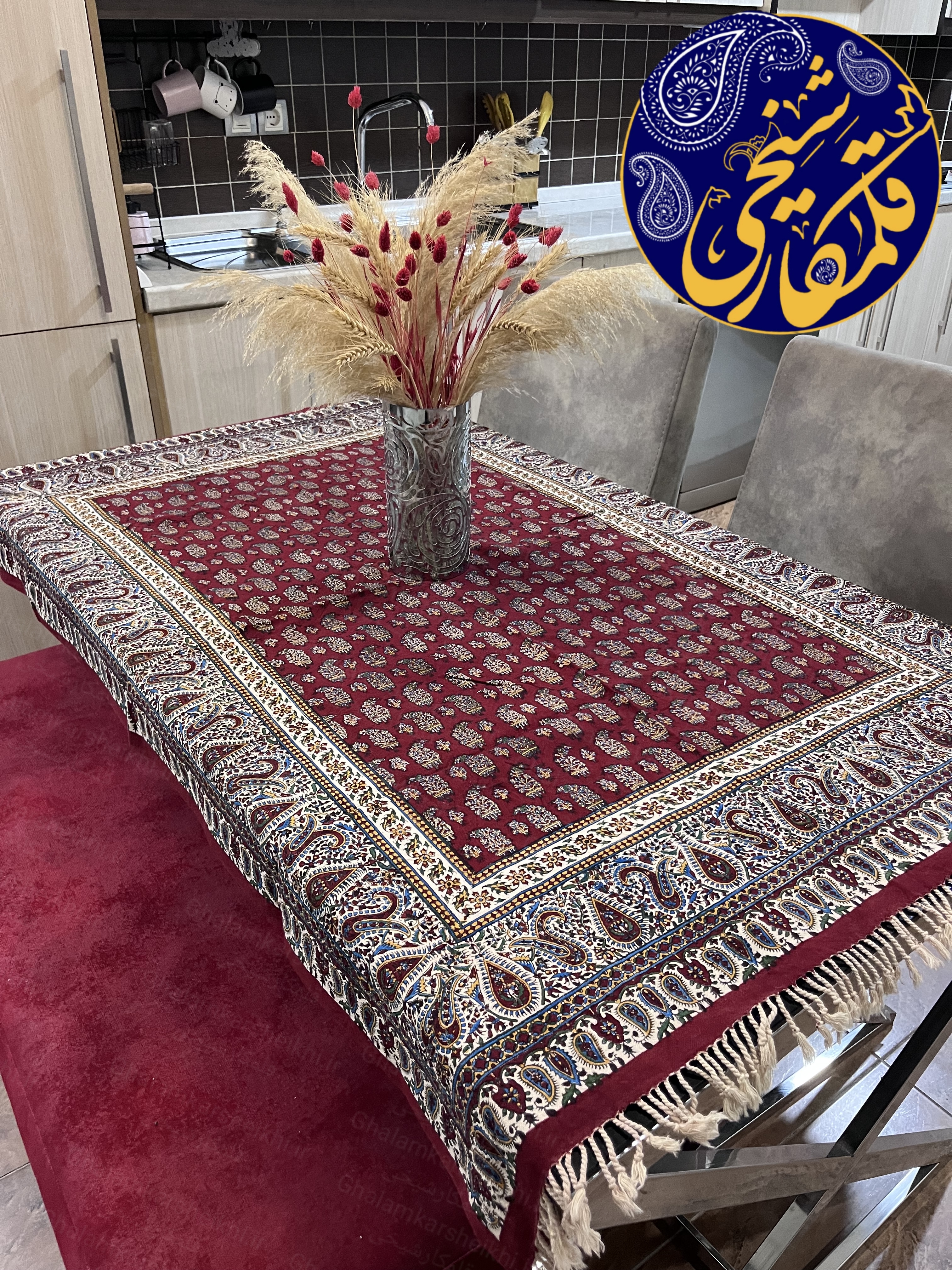 رومیزی قلمکار شیخی کف لپی، زمینه قرمز شرابی، چاپ دستی سنتی اصفهان، سایز ۱۰۰×۱۵۰